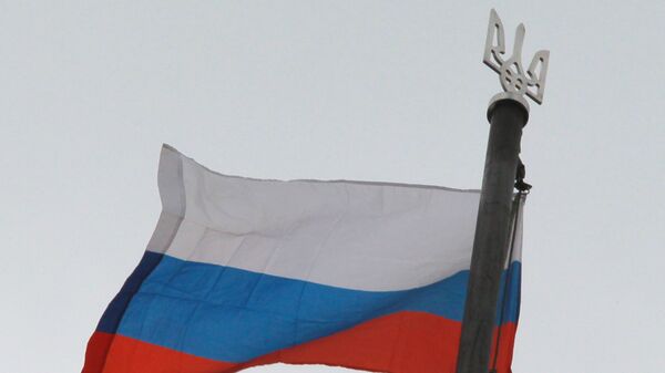 Флаг России и трезубец герба Украины. Архивное фото