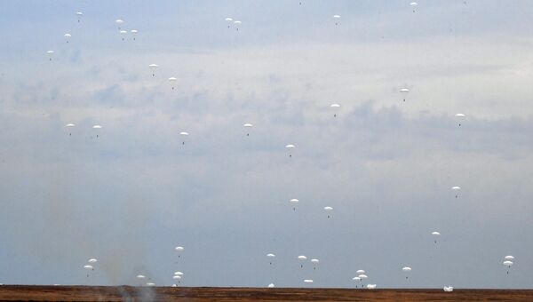 Видео учений Военно-транспортной авиации (ВТА) и Воздушно-десантных войск на полигоне Чауда в Крыму