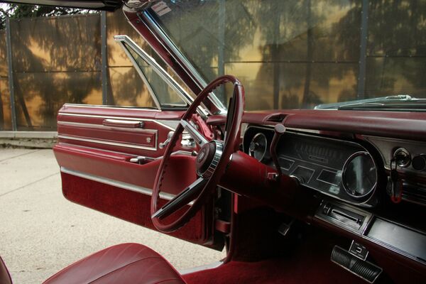 Салон автомобиля Cadillac De Ville 1966 года выпуска Салон автомобиля Cadillac De Ville 1966 года выпуска