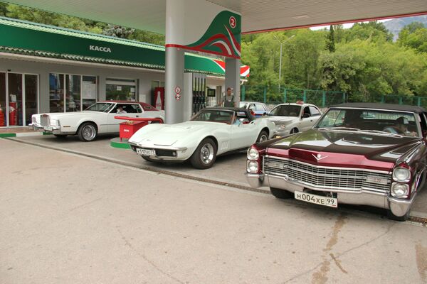Lincoln Continental IV, Chevrolet Corvette Stingray и Cadillac De Ville Lincoln Continental IV, Chevrolet Corvette Stingray и Cadillac De Ville