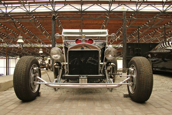 Hot-rod из Музея автомобильного искусства в Ялте Hot-rod из Музея автомобильного искусства в Ялте