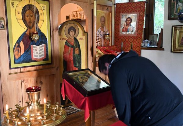 Паломник поклоняется иконе Божией Матери Иерусалимская в храме Косьмо-Дамиановского монастыря Паломник поклоняется иконе Божией Матери Иерусалимская в храме Косьмо-Дамиановского монастыря