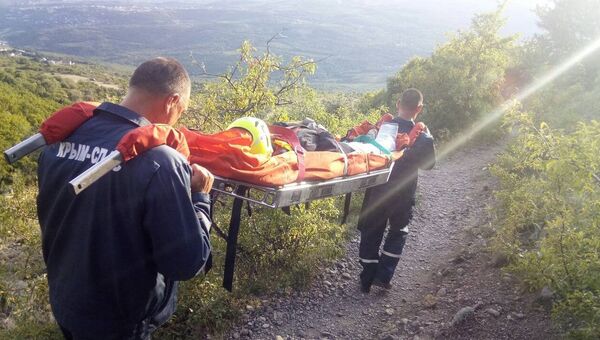 Спасатели эвакуируют пенсионерку с Долины привидений на горе Демерджи
