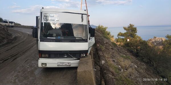 Селевой поток и оползень сошли на дорогу к Новому Свету Селевой поток и оползень сошли на дорогу к Новому Свету