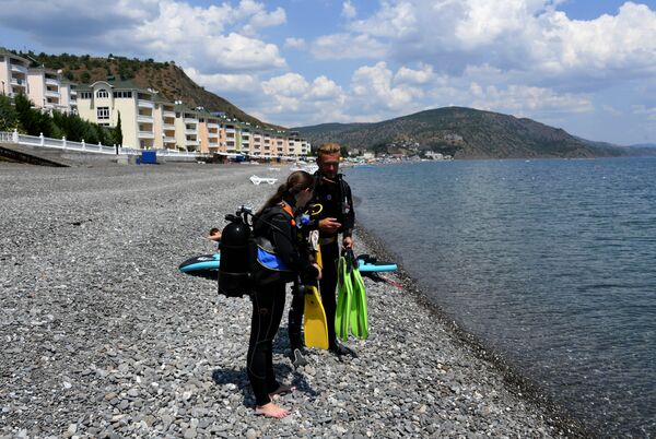 Дайверы во время подготовки к погружению в Черное море Дайверы во время подготовки к погружению в Черное море