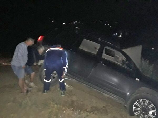 Машина зависла над обрывом в поселке Курортное Машина зависла над обрывом в поселке Курортное