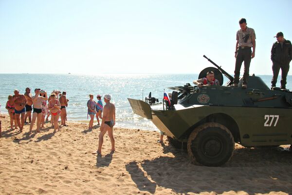 БРДМ-2 форсируют пролив во время акции Дорога мужества БРДМ-2 форсируют пролив во время акции Дорога мужества