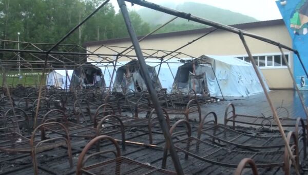 Кадры с места пожара в детском палаточном лагере Холдоми