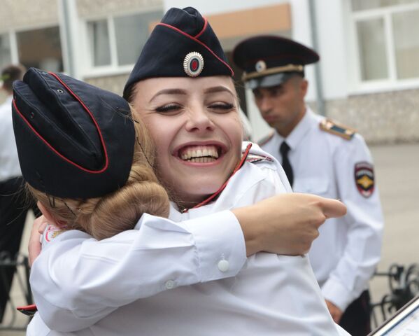 Лейтенанты полиции после торжественной церемонии выпуска в Крымском филиале Краснодарского университета МВД России в Симферополе