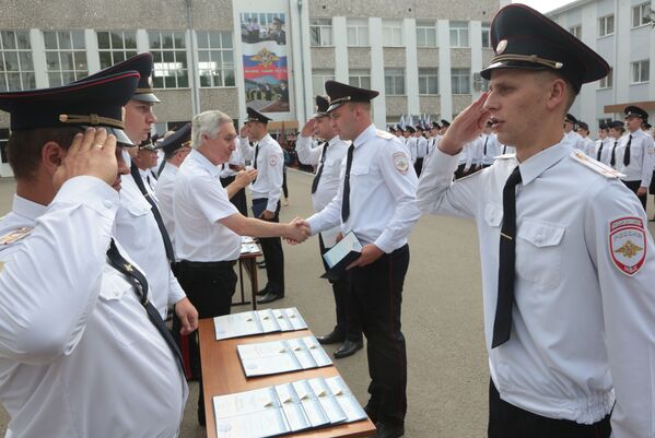 На церемонии вручения дипломов во время торжественного выпуска лейтенантов полиции в Крымском филиале Краснодарского университета МВД России в Симферополе