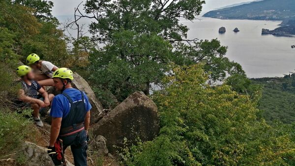 Спасатели МЧС Крыма оказывают помощь туристам в горах