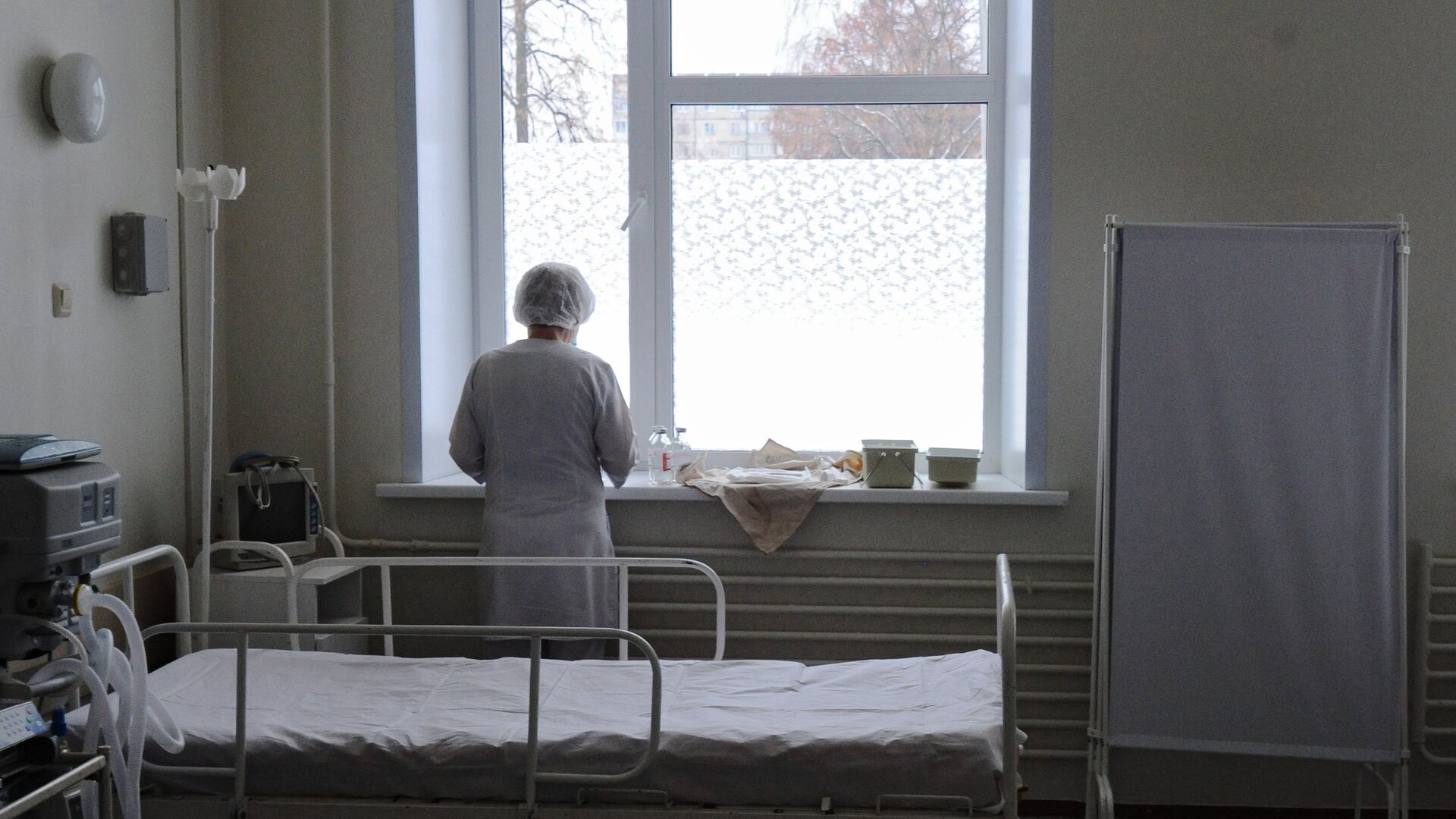 Медицинская сестра у окна. Архивное фото - РИА Новости, 1920, 15.04.2021