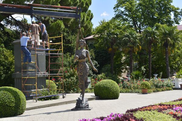 Демонтированная скульптура богини Флоры Демонтированная скульптура богини Флоры