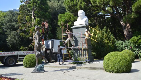 В Никитском ботаническом саду вернули на постамент бюст Владимира Ленина