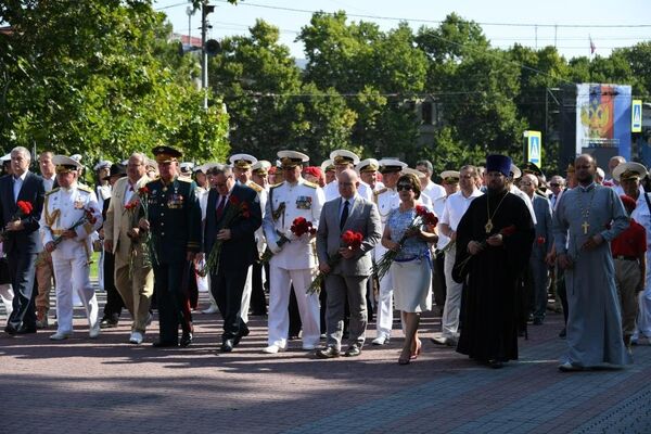 Возложение цветов в Севастополе в День ВМФ