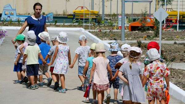 Дети с воспитателем в детском саду Образовательного центра Античный в Севастополе, который посетил председатель правительства РФ Дмитрий Медведев