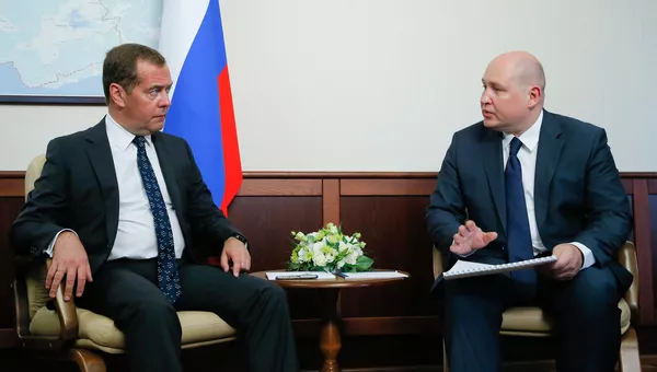 Председатель правительства РФ Дмитрий Медведев и врио губернатора Севастополя Михаил Развожаев