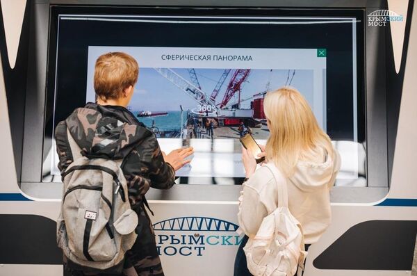 Посетители интерактивной выставки в Москве, посвященной Крымскому мосту Посетители интерактивной выставки в Москве, посвященной Крымскому мосту