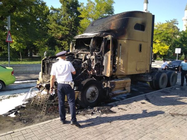 В Евпатории на улице Демышева, вблизи мечети Джума-Джами, сгорел припаркованный вдоль дороги автотрейлер В Евпатории на улице Демышева, вблизи мечети Джума-Джами, сгорел припаркованный вдоль дороги автотрейлер