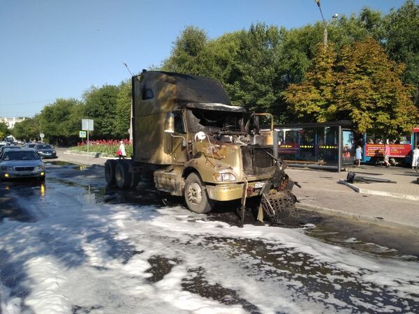 В Евпатории на улице Демышева, вблизи мечети Джума-Джами, сгорел припаркованный вдоль дороги автотрейлер В Евпатории на улице Демышева, вблизи мечети Джума-Джами, сгорел припаркованный вдоль дороги автотрейлер