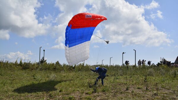 Спасатели РПСБ прыгнули с парашютом в честь пятилетия базы