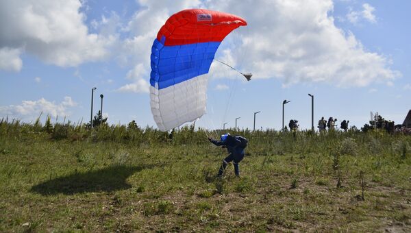 Спасатели РПСБ прыгнули с парашютом в честь пятилетия базы