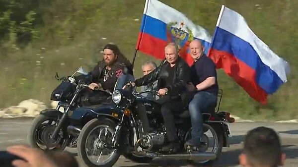 Путин на мотоцикле Урал приехал на байк-шоу в Севастополь Путин на мотоцикле Урал приехал на байк-шоу в Севастополь