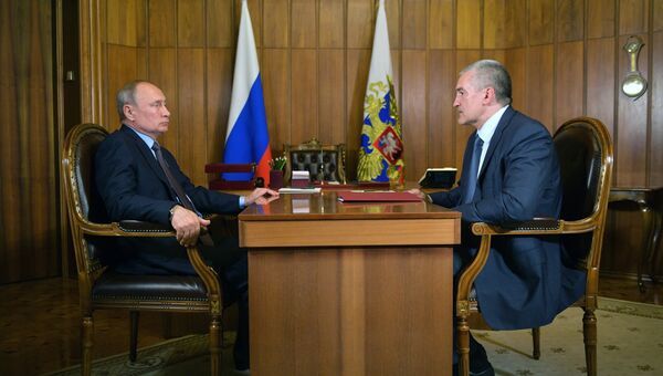 12 августа 2019. Президент РФ Владимир Путин и глава Республики Крым Сергей Аксёнов (справа) во время встречи 12 августа 2019. Президент РФ Владимир Путин и глава Республики Крым Сергей Аксёнов (справа) во время встречи