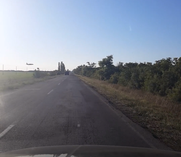 В Херсонской области сняли на видео самолет, летевший вдоль границы с Крымом В Херсонской области сняли на видео самолет, летевший вдоль границы с Крымом