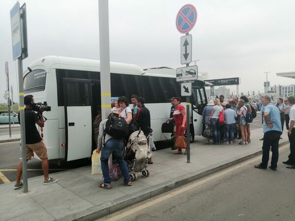 Отправка пассажиров задержанного в Симферополе в связи с авиакатастрофой в Жуковском рейса в гостиницу Отправка пассажиров задержанного в Симферополе в связи с авиакатастрофой в Жуковском рейса в гостиницу