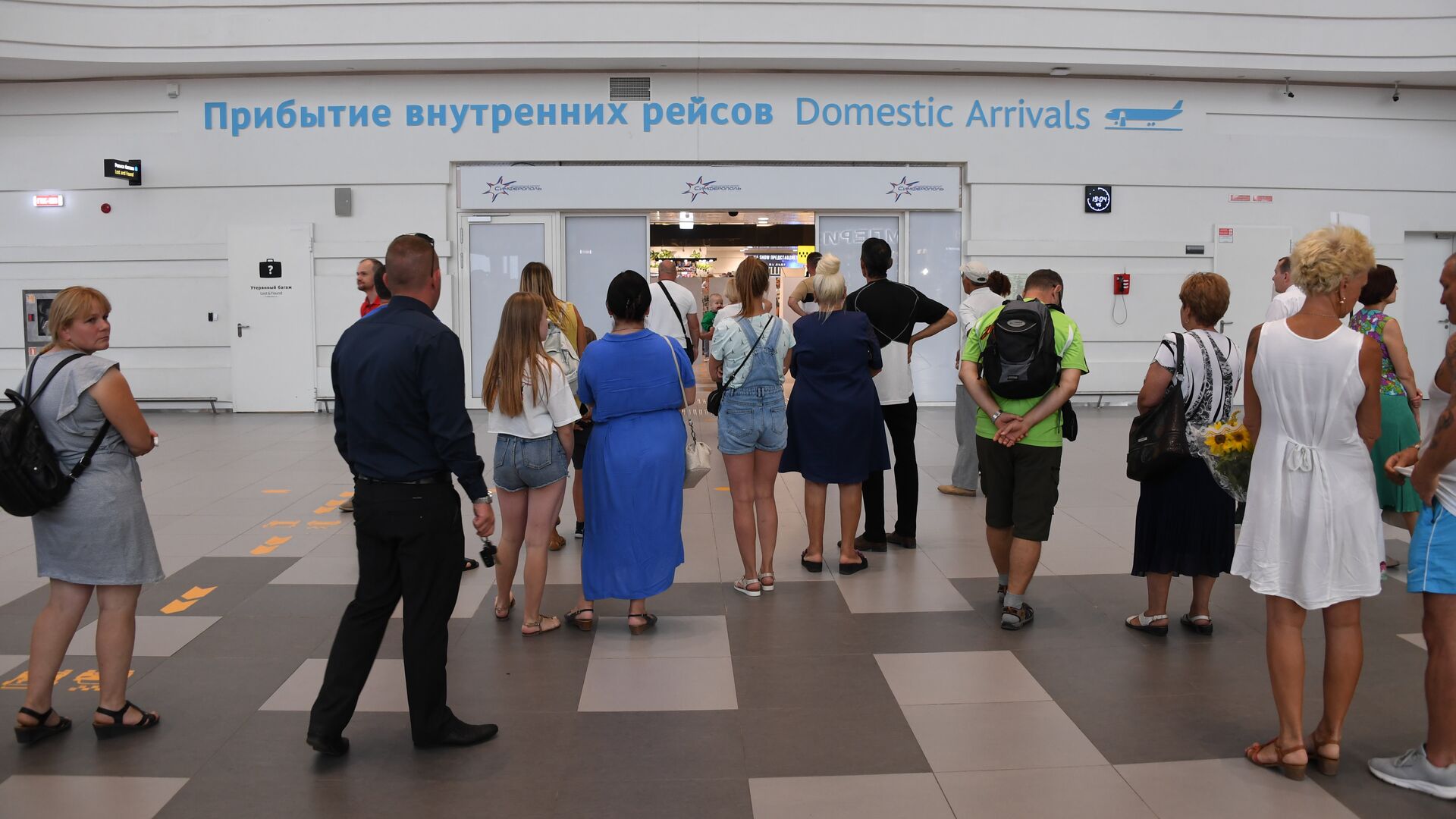 Прибытие первых пассажиров с рейса, разбившегося в Жуковском - РИА Новости, 1920, 15.08.2019