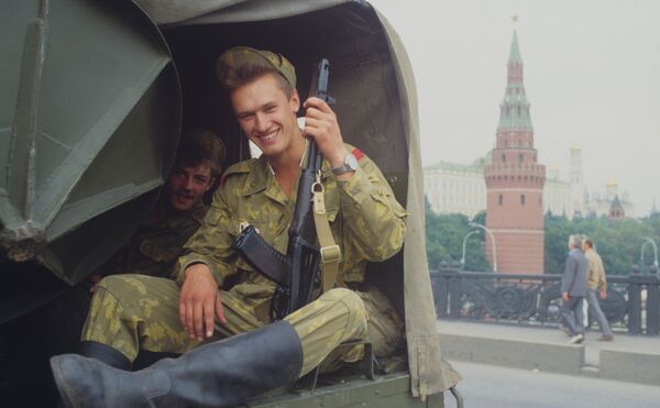 В дни августовского путча ГКЧП, 1991 год. Введено чрезвычайное положение и в столицу введены воинские подразделения. В дни августовского путча ГКЧП, 1991 год. Введено чрезвычайное положение и в столицу введены воинские подразделения.