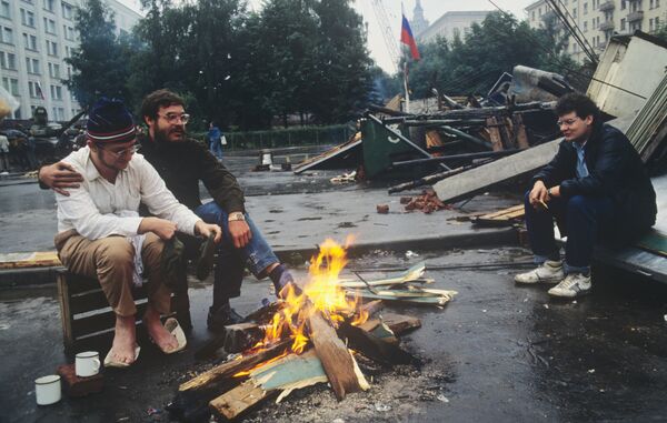 Защитники Белого дома в дни августовского путча 1991 года. Введено чрезвычайное положение и в столицу введены воинские подразделения. Защитники Белого дома в дни августовского путча 1991 года. Введено чрезвычайное положение и в столицу введены воинские подразделения.