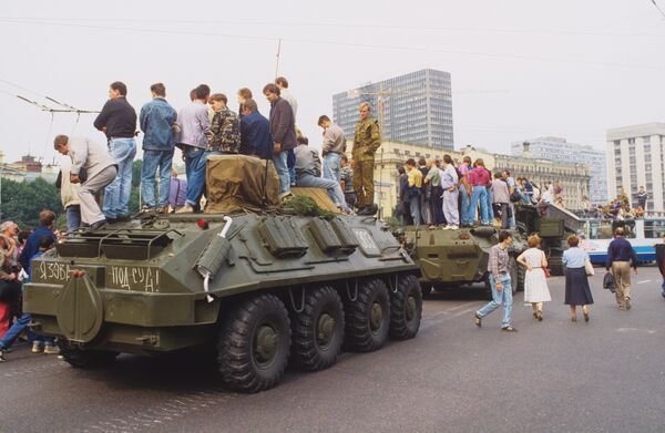 В дни августовского путча ГКЧП, 1991 год. Введено чрезвычайное положение и в столицу введены воинские подразделения. В дни августовского путча ГКЧП, 1991 год. Введено чрезвычайное положение и в столицу введены воинские подразделения.