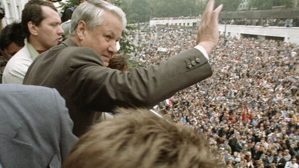 В дни августовского путча ГКЧП, 1991 год. Президент России Борис Николаевич Ельцин приветствует участников митинга у здания Верховного Совета РСФСР