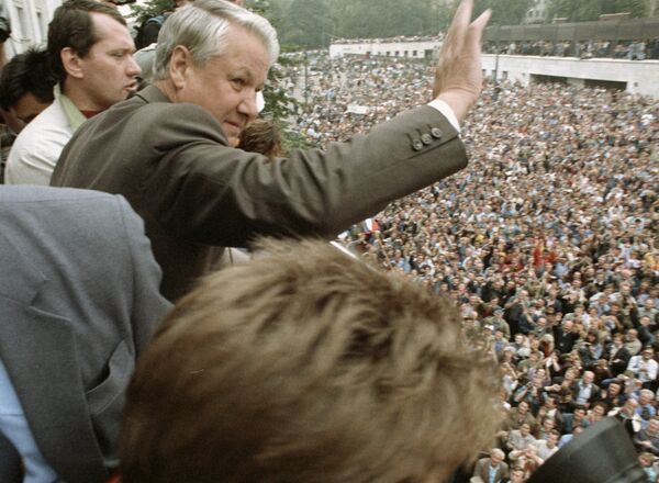 В дни августовского путча ГКЧП, 1991 год. Президент России Борис Николаевич Ельцин приветствует участников митинга у здания Верховного Совета РСФСР В дни августовского путча ГКЧП, 1991 год. Президент России Борис Николаевич Ельцин приветствует участников митинга у здания Верховного Совета РСФСР
