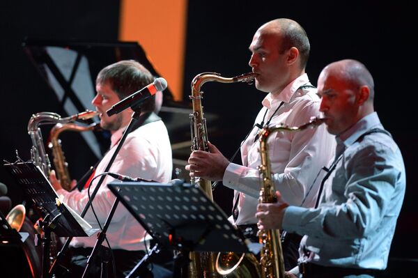 Участники Four Tenor Sax cаксофонист Роман Соколов, арт-директор Международного фестиваля Koktebel Jazz Party, саксофонист Сергей Головня и саксофонист Антон Залетаев (слева направо) выступают на Международном джазовом фестивале Koktebel Jazz Party в Коктебеле. Участники Four Tenor Sax cаксофонист Роман Соколов, арт-директор Международного фестиваля Koktebel Jazz Party, саксофонист Сергей Головня и саксофонист Антон Залетаев (слева направо) выступают на Международном джазовом фестивале Koktebel Jazz Party в Коктебеле.