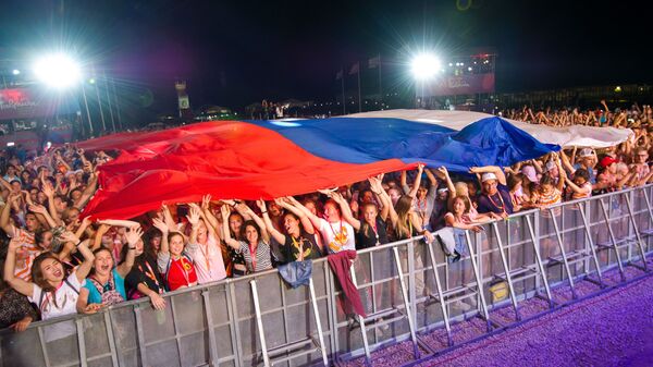 Флэшмоб, посвященный Дню государственного флага Российской Федерации, на церемонии открытия фестиваля творческих сообществ Таврида-АРТ в бухте Капсель города Судак Республики Крым