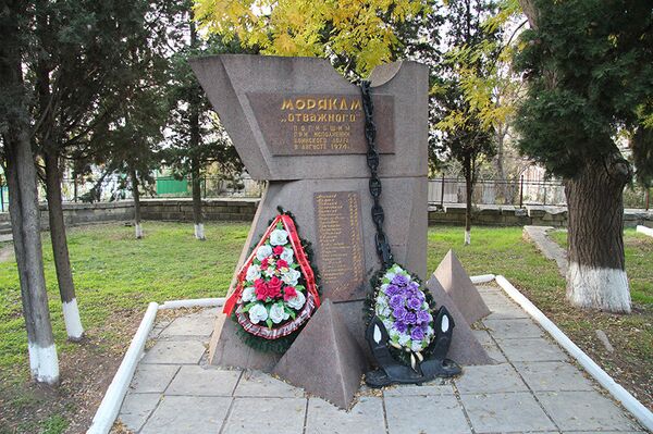 Монумент морякам Отважного на кладбище Коммунаров Монумент морякам Отважного на кладбище Коммунаров