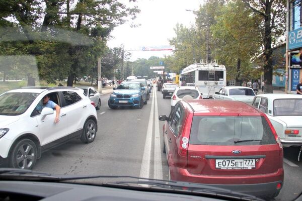 Счет идет на минуты, но пробиться по запруженным транспортом улицам непросто Счет идет на минуты, но пробиться по запруженным транспортом улицам непросто