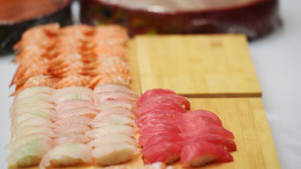 Блюдо традиционной японской кухни - суши. Архивное фото