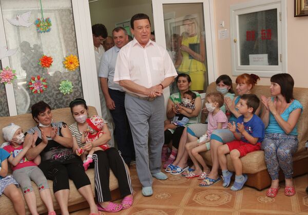 Певец и депутат Государственной Думы РФ Иосиф Кобзон во время посещения республиканской детской больницы в Симферополе