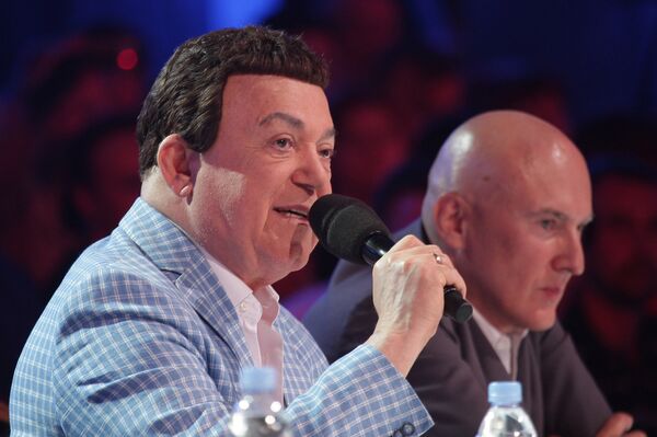 Член жюри, певец Иосиф Кобзон во время выступления конкурсантов на всероссийском конкурсе молодых исполнителей Пять звезд в Ялте