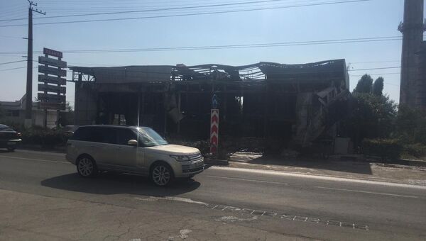 Последствия пожара в автосервисе на улице Хрусталева в Севастополе