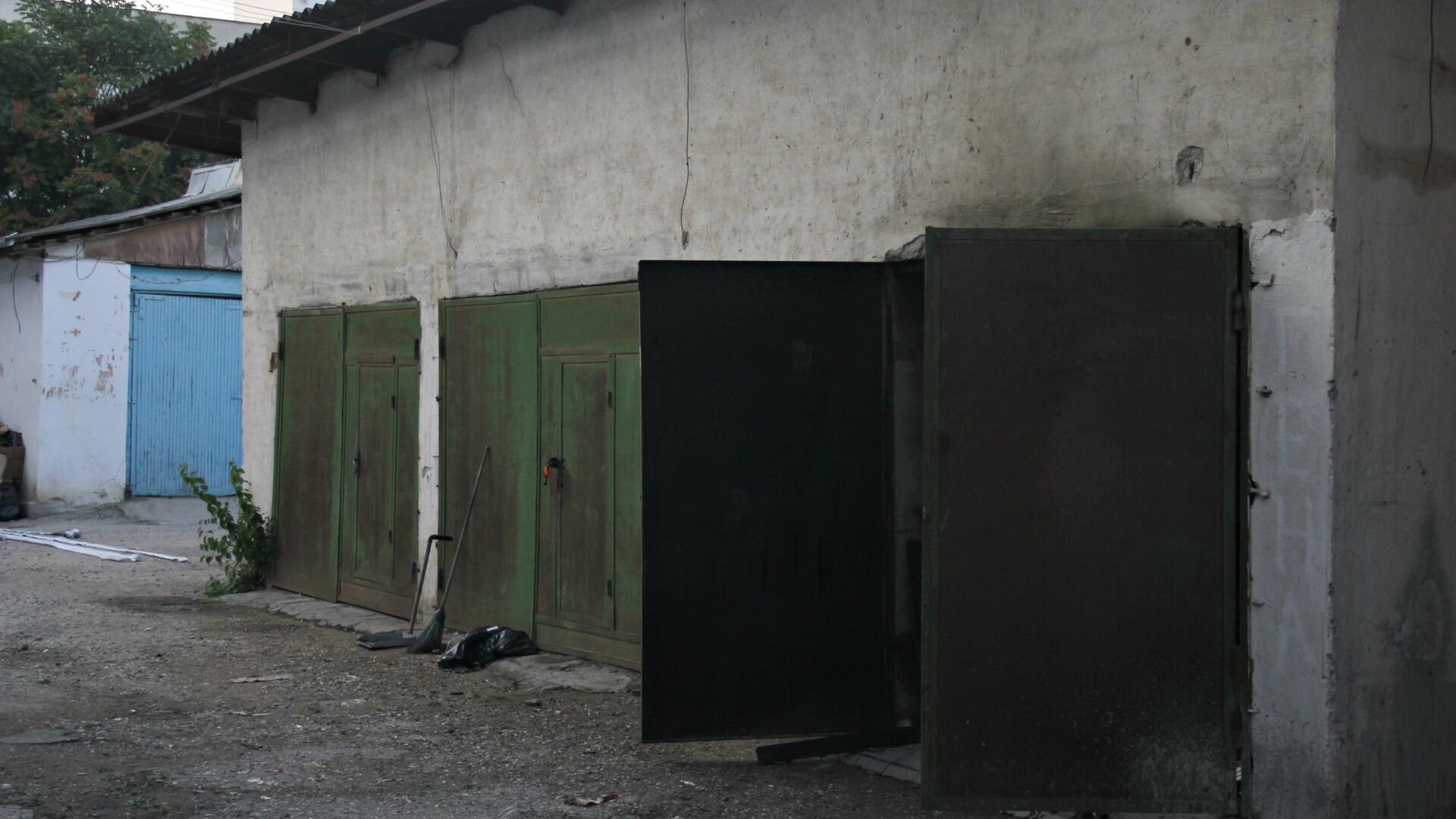 В Симферополе загорелся гараж возле здания Арбитражного суда Республики Крым - РИА Новости, 1920, 23.03.2021