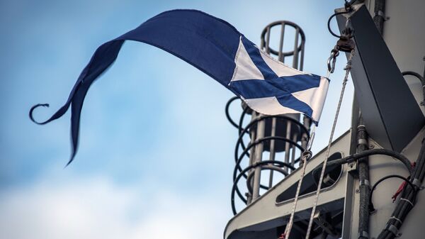 Андреевский флаг и мачты на борту малого ракетного корабля проекта 21631 Орехово-Зуево на учениях Черноморского флота и ЮВО в Крыму