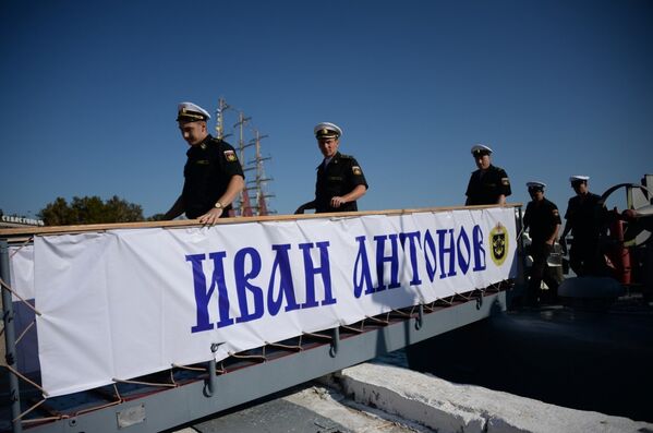 Новейший морской тральщик Иван Антонов прибыл к месту базирования в Севастополь