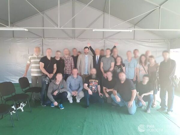 Кирилл Вышинский и другие освобожденные россияне перед отправкой из Киева в Москву Кирилл Вышинский и другие освобожденные россияне перед отправкой из Киева в Москву
