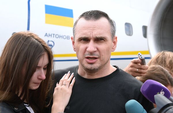 Олег Сенцов во время встречи участников договоренности об освобождении между Россией и Украиной в аэропорту Борисполь. Олег Сенцов во время встречи участников договоренности об освобождении между Россией и Украиной в аэропорту Борисполь.