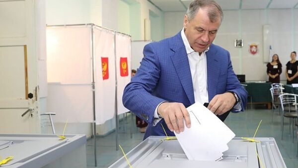 Владимир Константинов голосует на выборах-2019 в Крыму